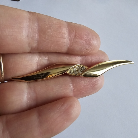 Vintage wavy brooch by JJ Jonette gold tone metal bar pin clear crystals - Picture 2 of 7